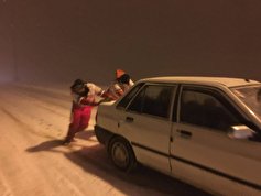برف و کولاک در گردنه‌های صائین و الماس؛ نجات ۸۰ نفر گرفتار شده در برف و کولاک