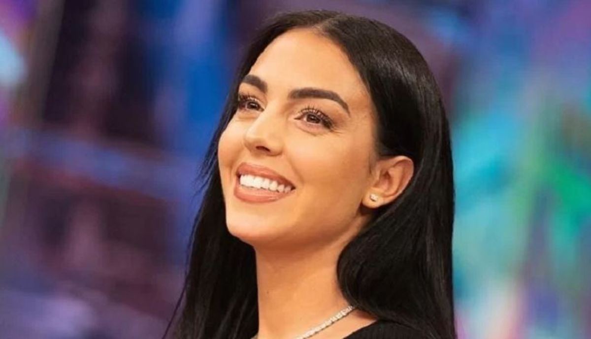 جنجال همسر رونالدو در رسانه‌های عربستان: تبلیغ برند عربی با طرحی شبیه پرچم عربستان + عکس
