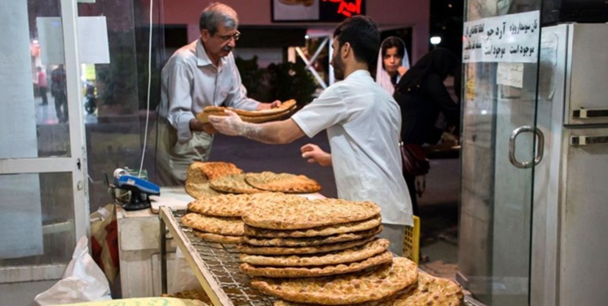 توزیع نان صلواتی در باب الرضای تهران