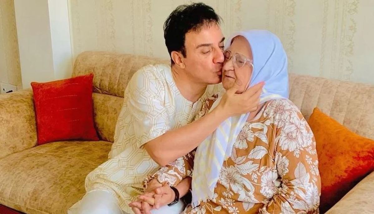 توضیحات عموپورنگ درباره انتشار تصاویرش هنگام مراقبت از مادر در بستر بیماری + عکس