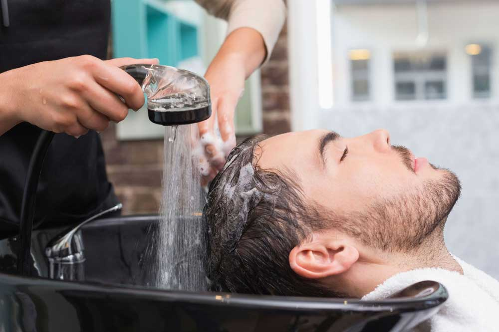 شستن سر با صابون چه بلایی سر مو‌ها می‌آورد؟