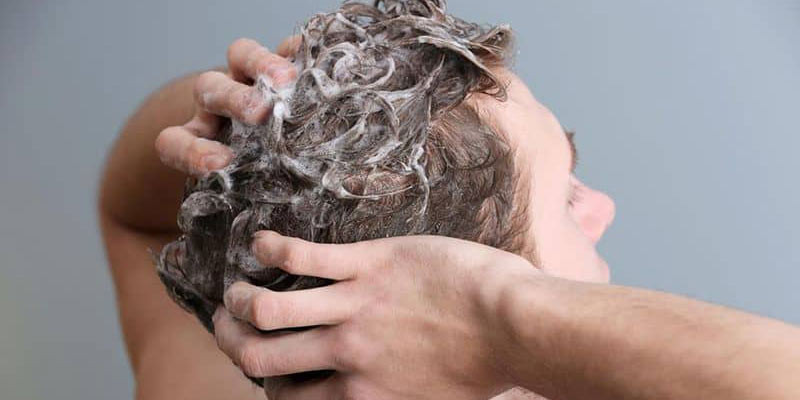 شستن سر با صابون چه بلایی سر مو‌ها می‌آورد؟