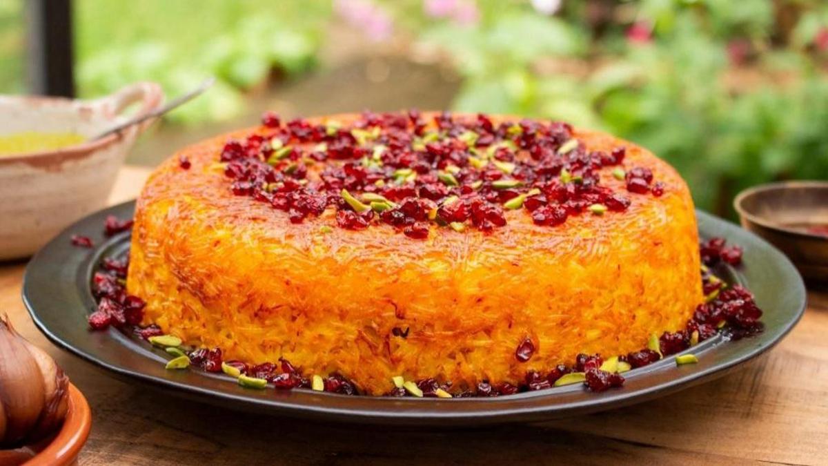 با این روش ته چین خوشرنگ و لذیذ گوشت را برای مهمانی‌های خاص درست کنید