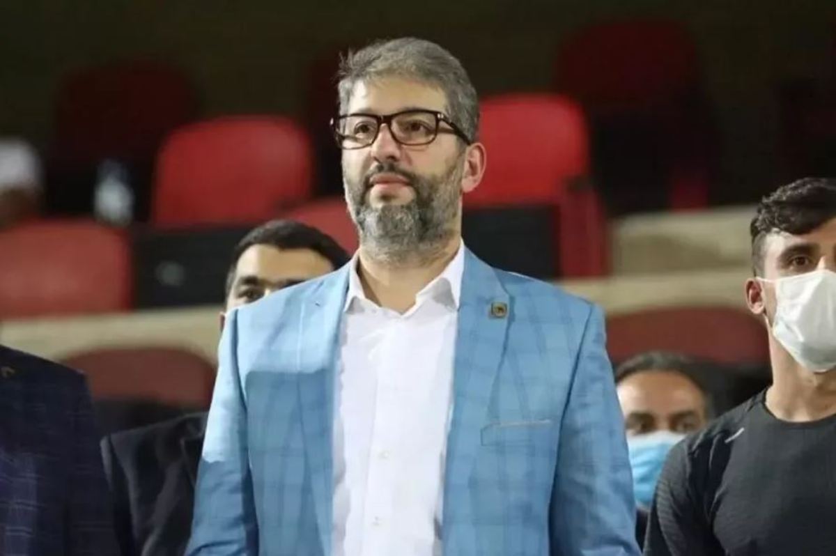 شمس آذر باید پوست اندازی کند