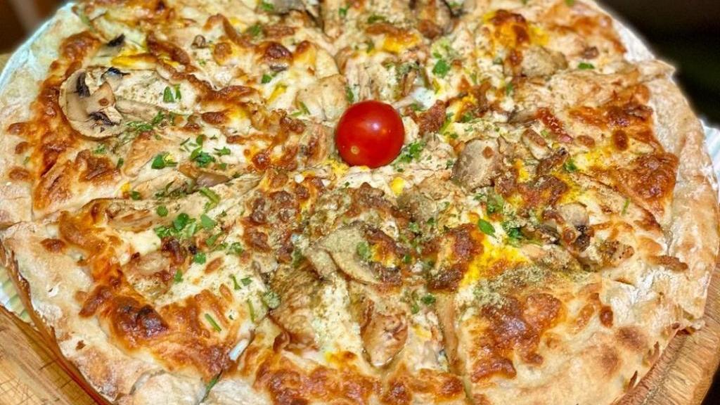 دستور تهیه پیتزا محبوب و کشدار مرغ و قارچ برای شام