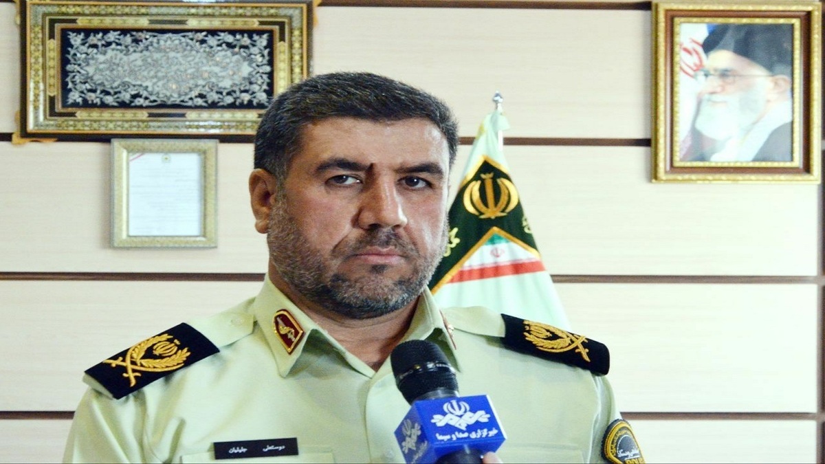 دستبند پلیس بر دستان سارق مسلح در چابهار