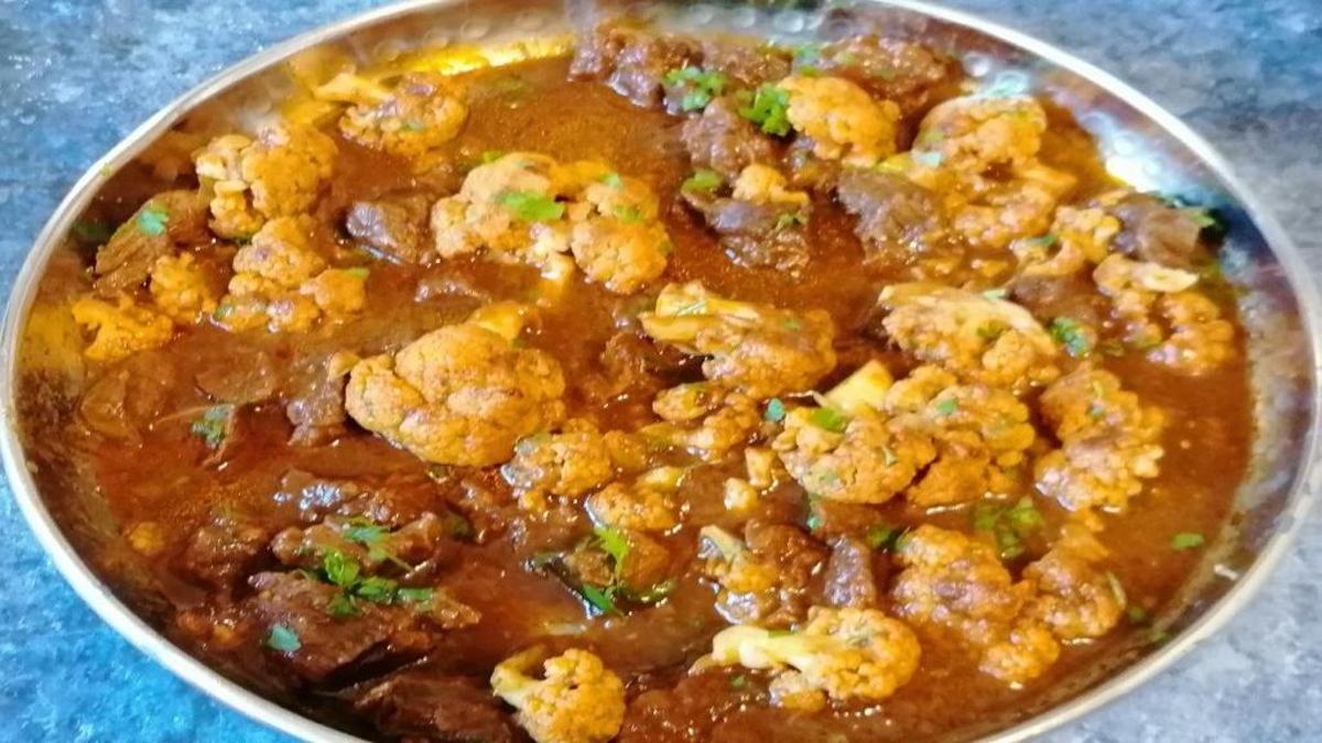 دستور پخت خورشت آبدار و مغذی گل کلم با مرغ برای ناهار