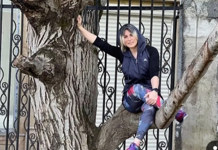 خواهر امیر تتلو بالای درخت دقیقا چه کار می‌کند؟