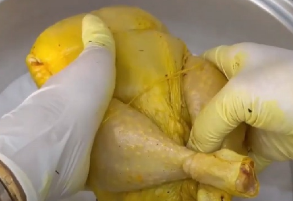 یک روش متفاوت برای پخت مرغ شکم پر+نکات تکمیلی