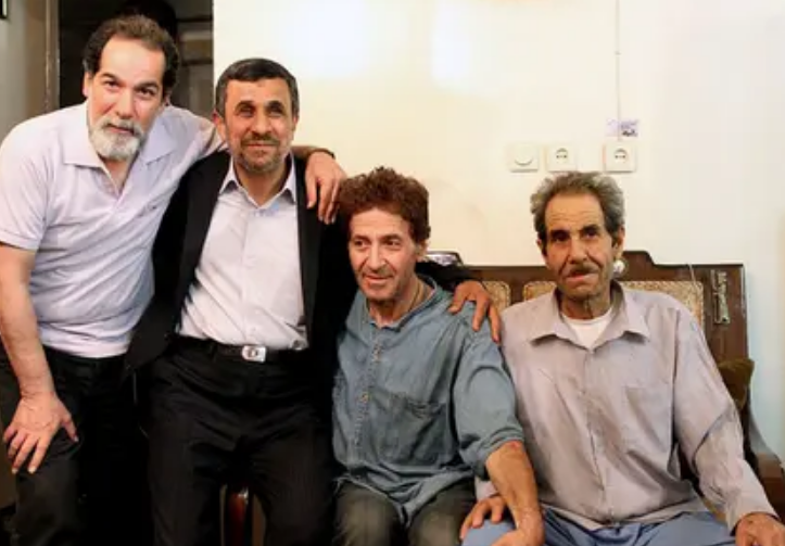 عکسی عجیب از ژست خودمانی احمدی نژاد در خانه ابوالفضل پورعرب+ عکس