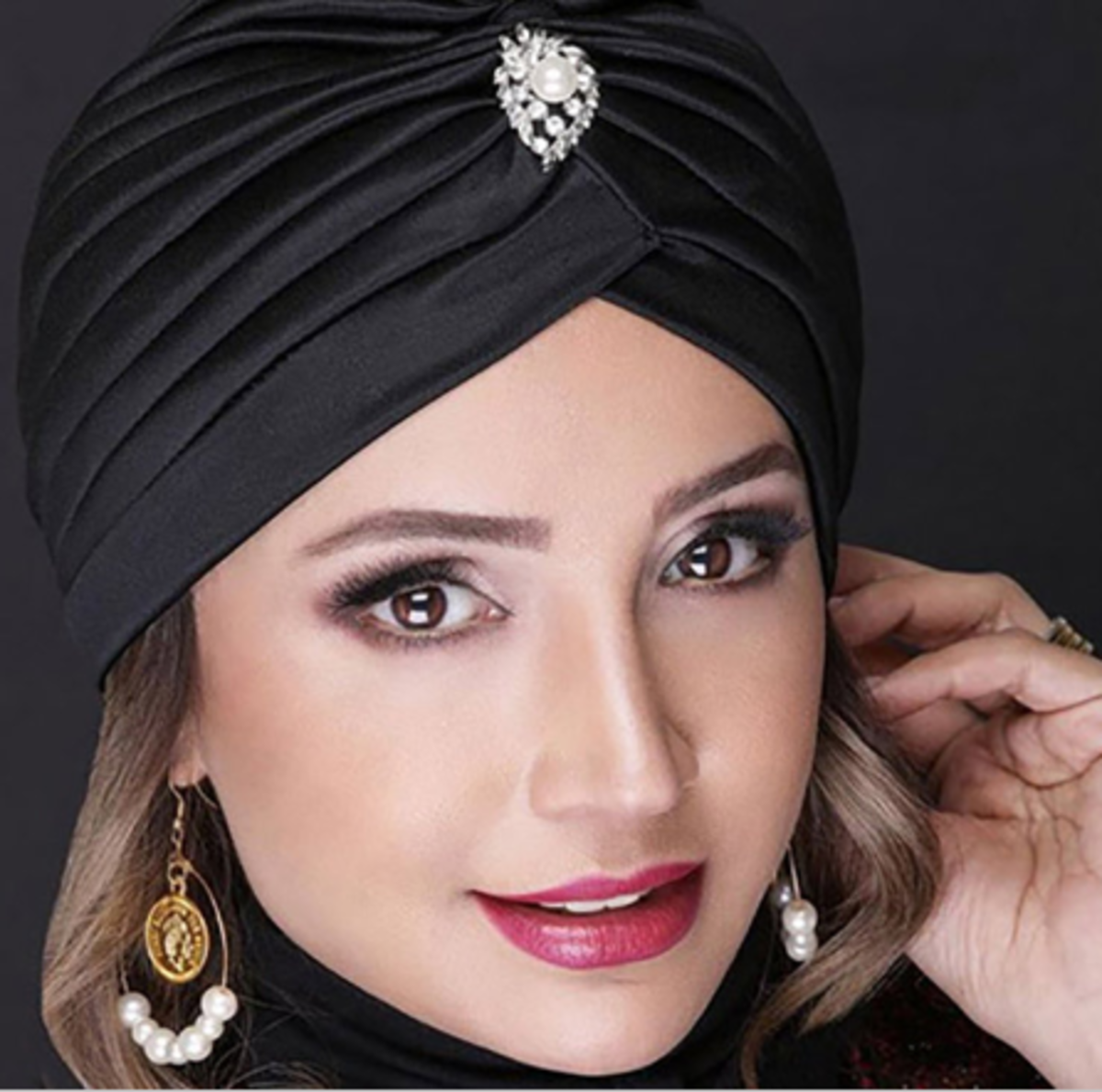 استایل عجیب و مردانه خانم بازیگر در دبی/استوری