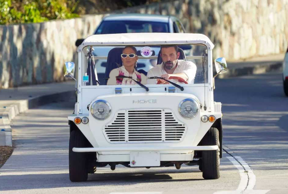 جنیفر لوپز و آقای همسر با اتومبیل کوچک خوش می‌گذرانند