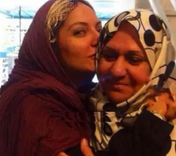 عکس مهناز افشار در کنار مادرش/ پوشش مادر متفاوت‌تر از دختر!