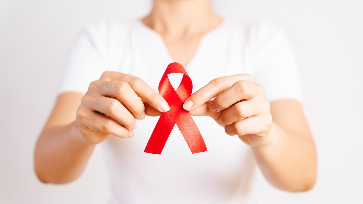 ابتلا به HIV به منزله درگیری با بیماری ایدز نیست!