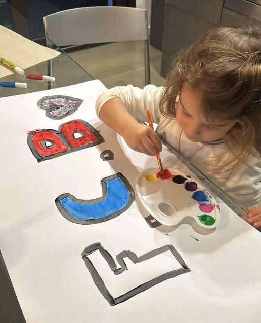 عکس؛ دختر بازیکن بارسلونا و نقاشی کردن نام بارسا