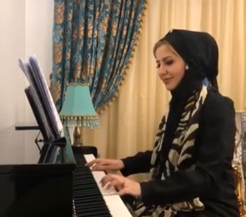 پیانو نوازی خاله شادونه در خانه لاکچری و شیکش/ از هر انگشتش یه هنر میباره! +عکس