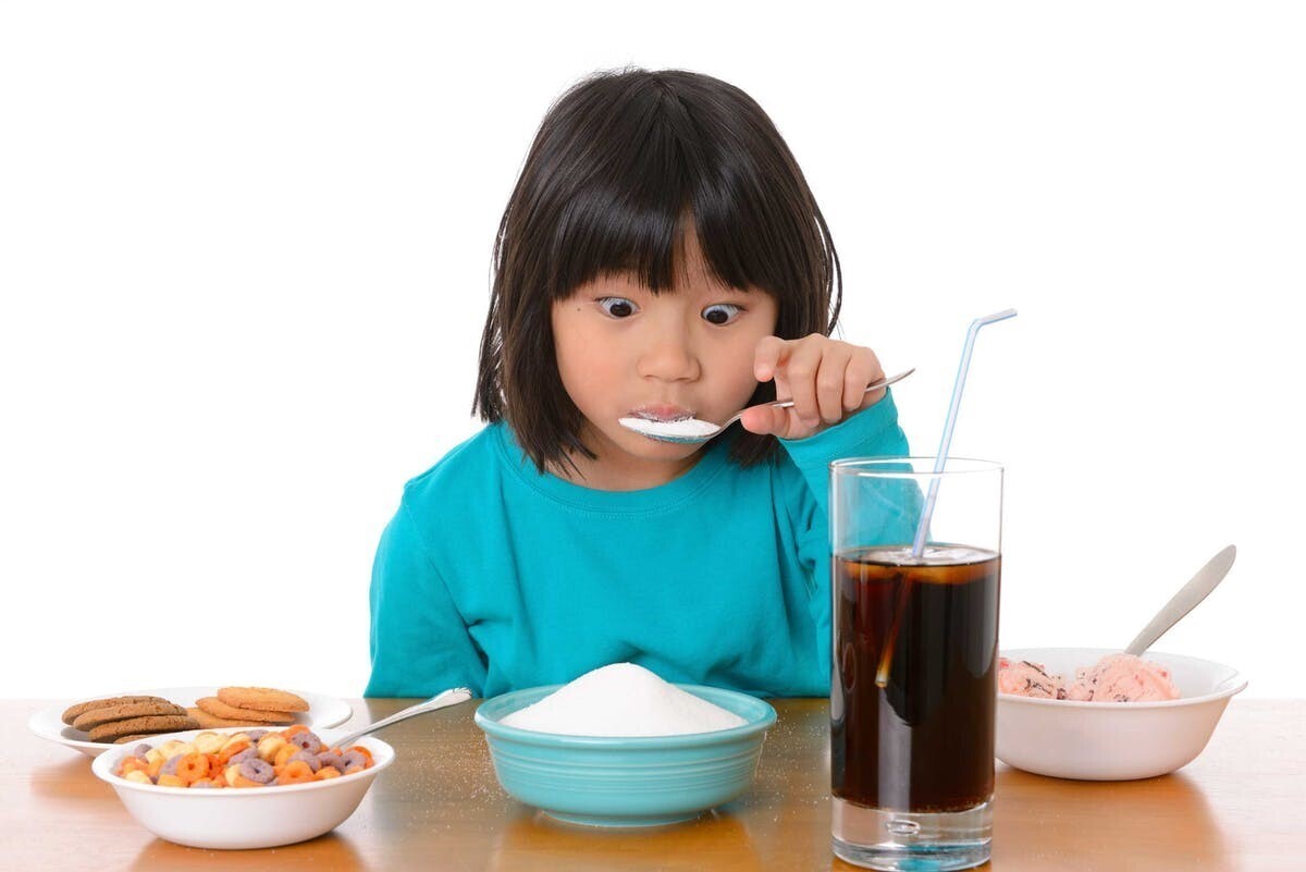 مصرف بی رویه شکلات و شیرینی و ایجاد سیری کاذب در کودکان