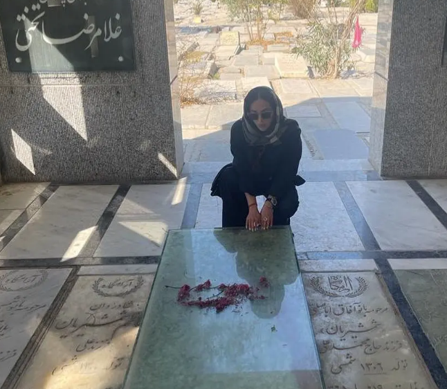 خانم بازیگر سر مزار جهان پهلوان تختی دیده شد