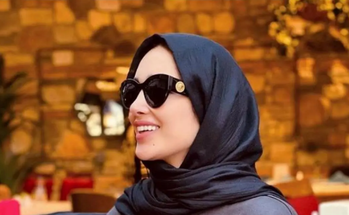 آناشید حسینی و پسرش در حال کافه گردی