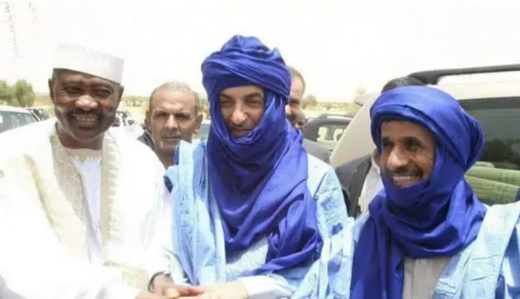 عکسی باورنکردنی از پوشش عجیب و غریب احمدی نژاد در آفریقا+ تصویر