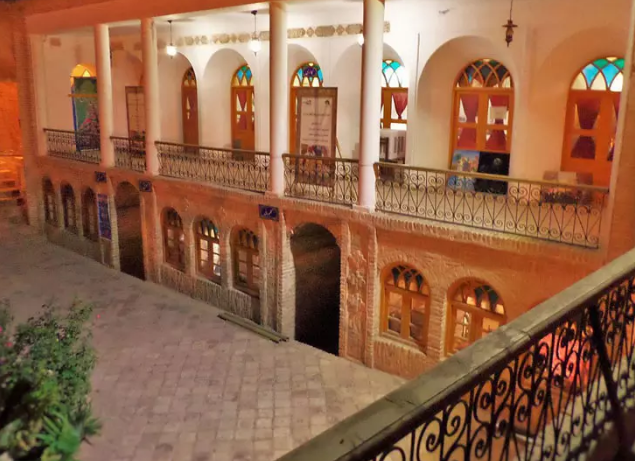 اگر به بنا‌های تاریخی علاقه مندید بازدید از حسینیه جاجرمی را از دست ندهید