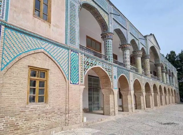 اگر به بنا‌های تاریخی علاقه مندید بازدید از حسینیه جاجرمی را از دست ندهید