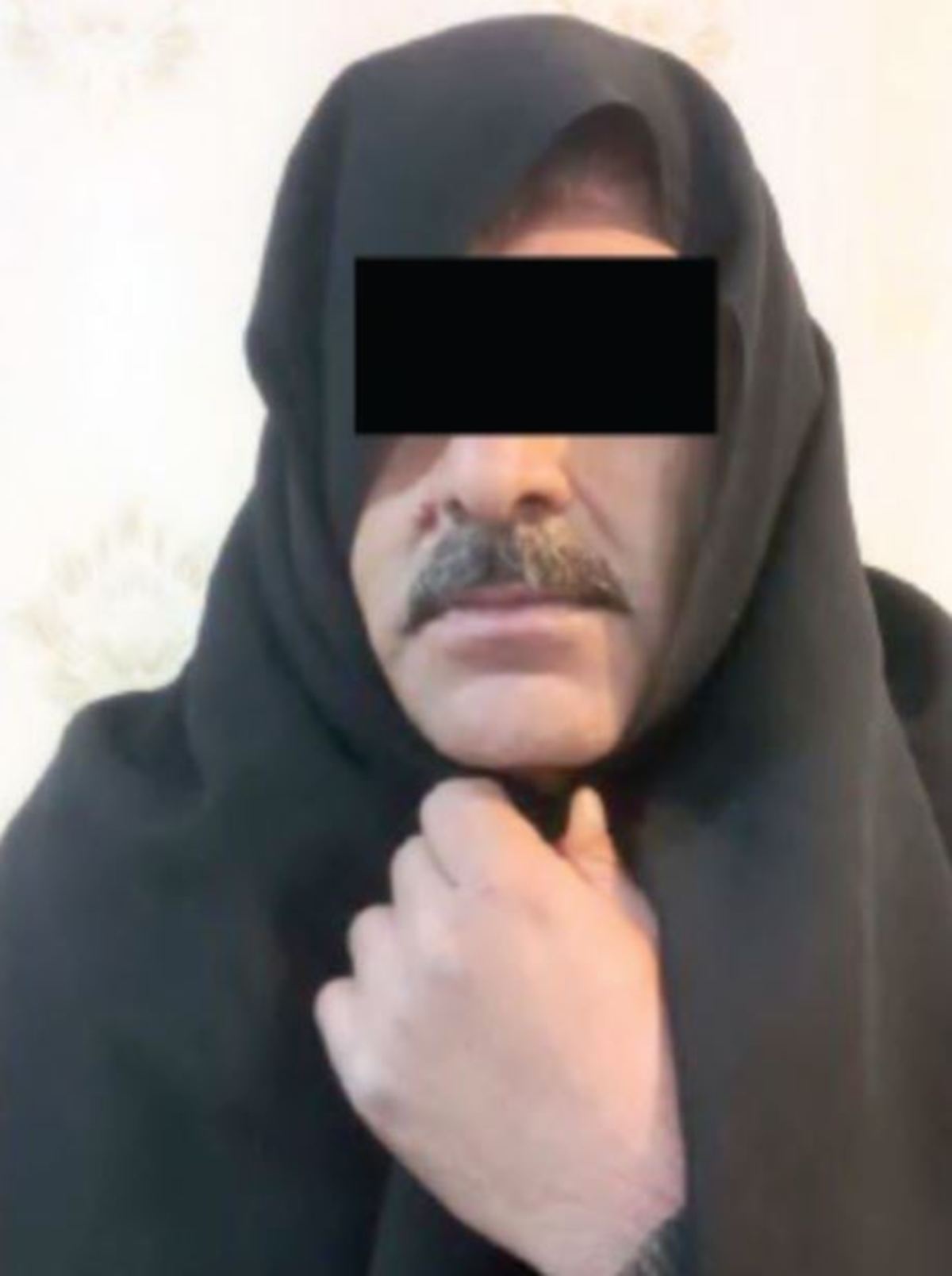 مرد سبیل کلفت با چادر زنانه دستگیر شد