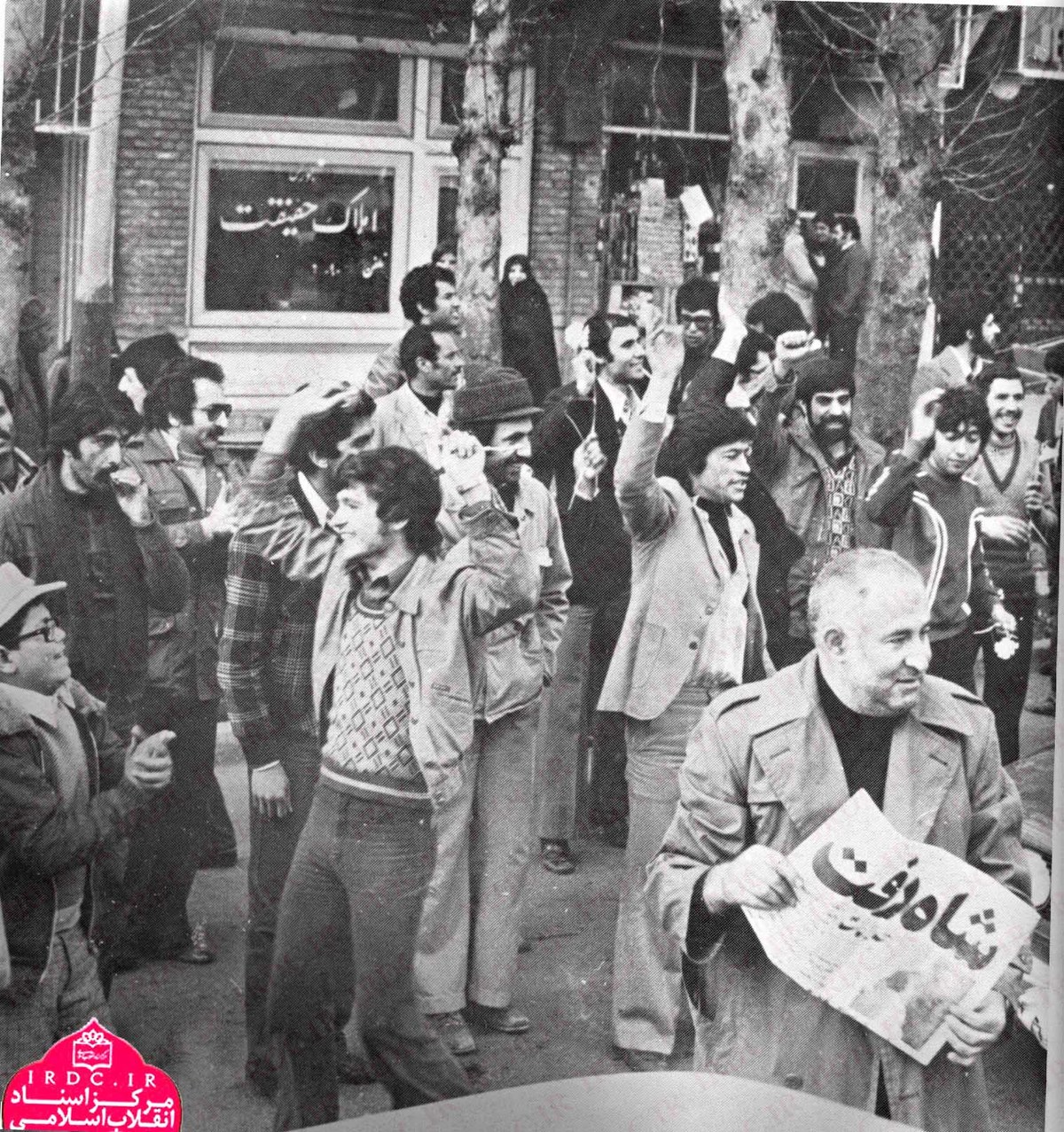 شادی تمام عیار یک ملت از فرار شاه