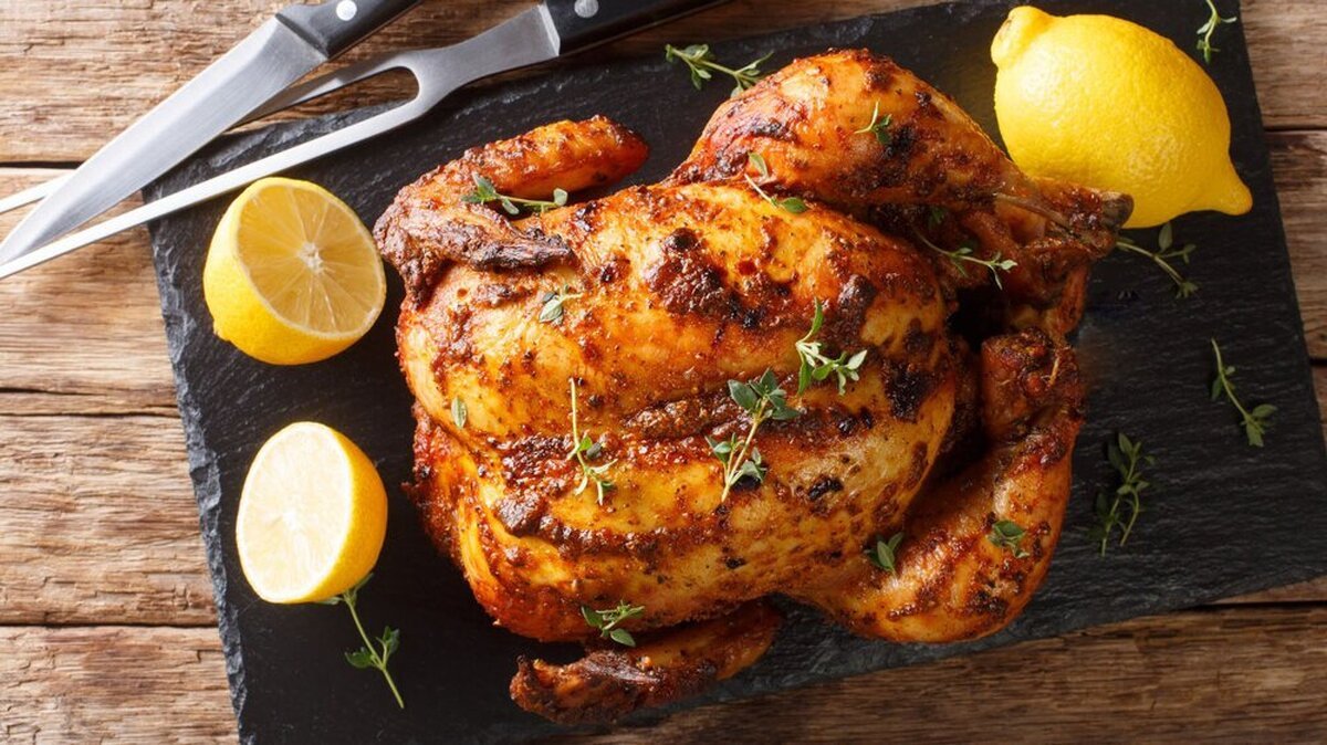 درست کردن یک مرغ خوش رنگ و لعاب با طعمی بینظیر در ۷ مرحله