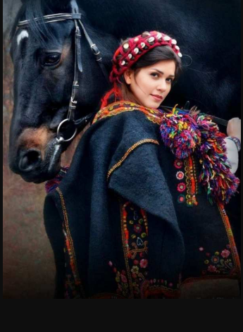 عکس کارت پستالی شهرزاد کمال زاده با اسب نجیبش عکس کارت پستالی شهرزاد کمال زاده با اسب نجیبش