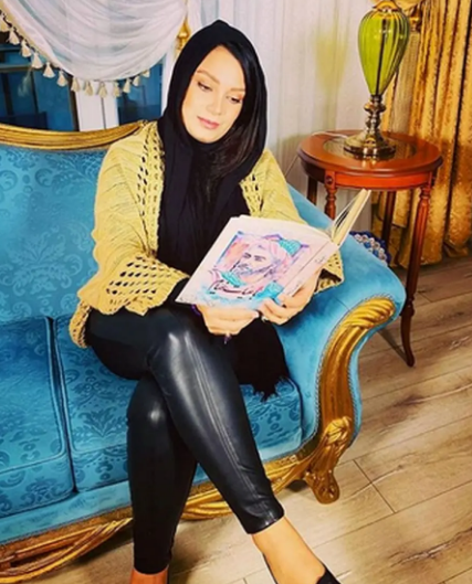 خانم مجری توی خونشون با این سر و وضع می‌گرده