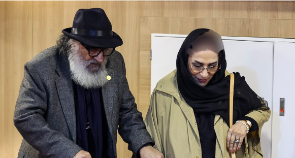 عکس جگرسوز داریوش ارجمند و زنش ! / پیری و خمیدگی ناگهانی مالک اشتر !