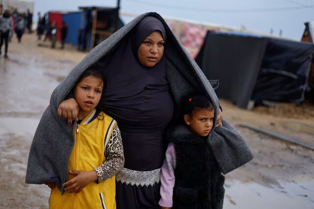 روایت خانواده فلسطینی از سرمای غزه در چادری که حتی چادر نیست!