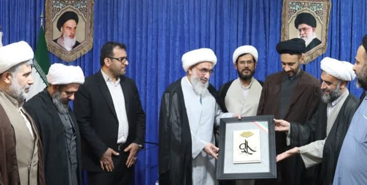 اولین نشان «بلادی» به نماینده، ولی فقیه در بوشهر اعطا شد
