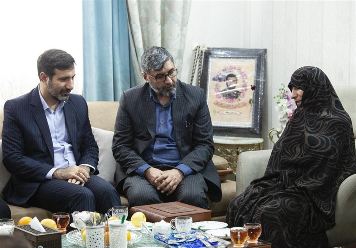 دیدار طحان‌نظیف با خانواده شهید «قدیر سرلک»