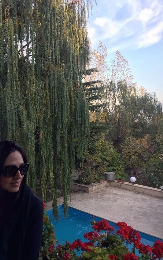 خونه باصفا و پر از گل و بلبل خانم بازیگر را ببینید خونه باصفا و پر از گل و بلبل خانم بازیگر را ببینید