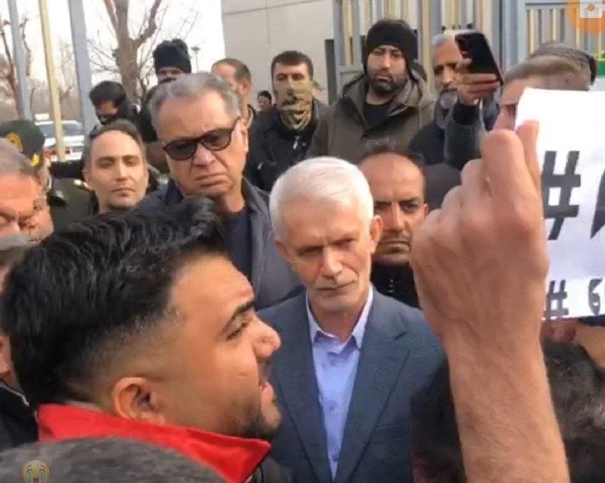 معاون وزیر ورزش هواداران معترض پرسپولیس را به آرامش دعوت کرد