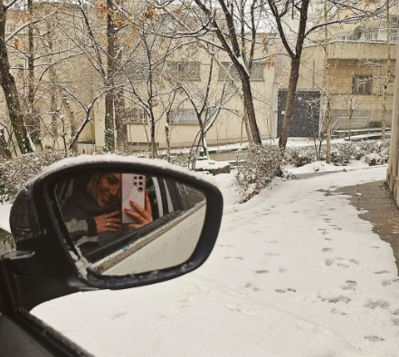 ایده بی نظیر همسر بهرام رادان برای گرفتن سلفی با آینه ماشین و منظره برفی/ عجب عکسی!