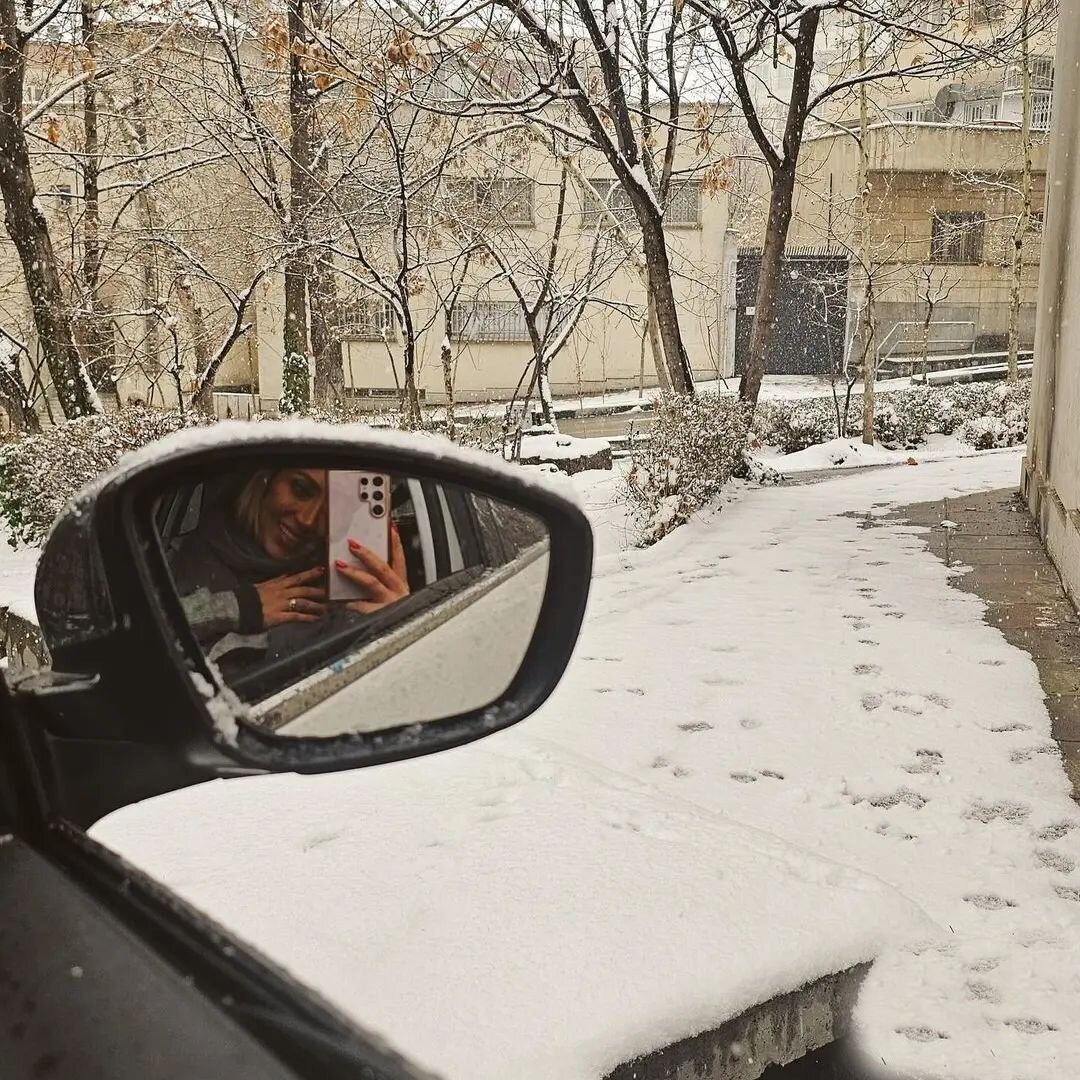 سلفی زیبای همسر بهرام رادان در ماشین و هوای برفی