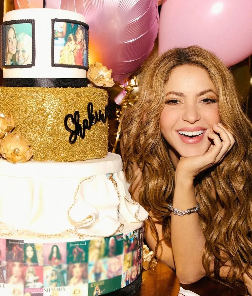 خانم خواننده تولد ۴۷ سالگی اش رو با کیک ۴ طبقه جشن گرفت