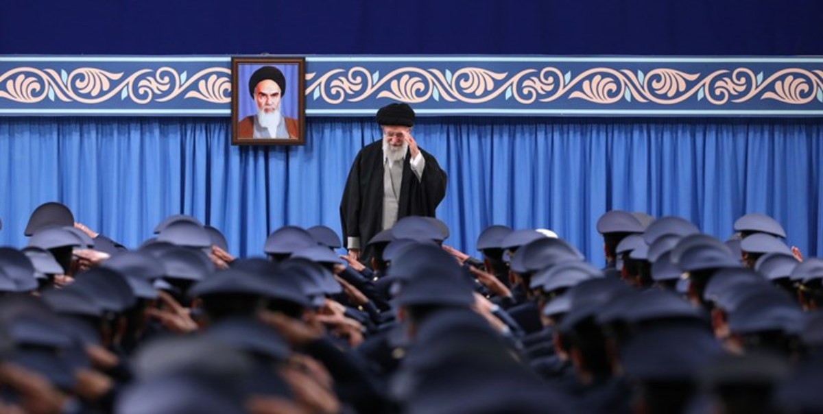 آغاز دیدار جمعی از فرماندهان و کارکنان نیروی هوایی ارتش با رهبر انقلاب