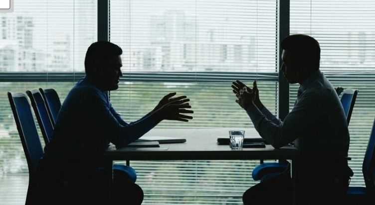 چگونه هنگام معاشرت با دیگران خجالت را کنار بگذاریم؟