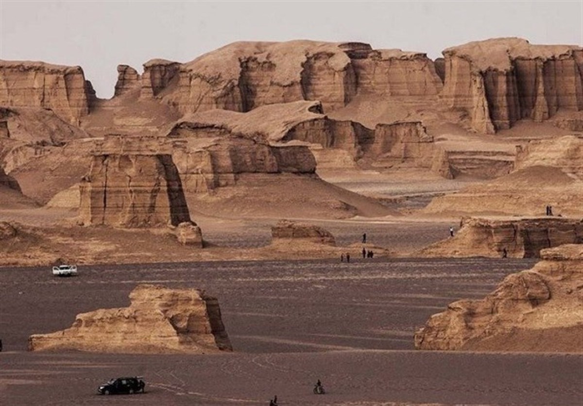 ۱۴ ساعت سرگردانی امدادگران در کویر با یک تماس اشتباه/ ماجرای مفقودی ۱۰ گردشگر چه بود؟
