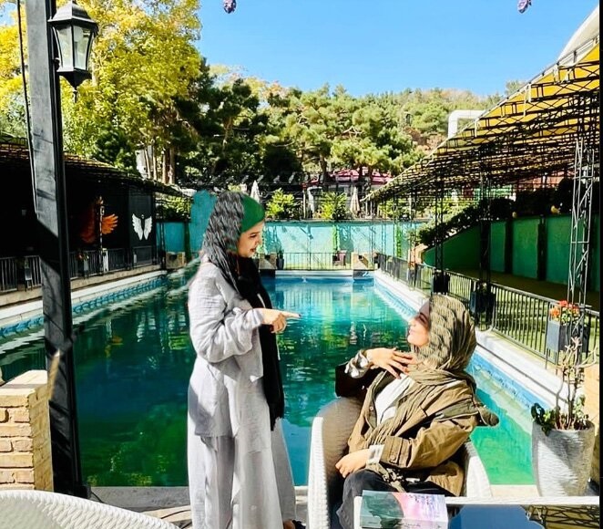 عکسی از حدیث میرامینی بازیگر نقش روشنک سریال دلنوازان با دوستش در کنار استخر عکسی از حدیث میرامینی بازیگر نقش روشنک سریال دلنوازان با دوستش در کنار استخر