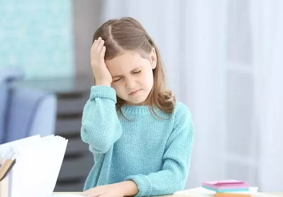 این نشانه‌ها هنگام سردرد کودکان را باید جدی بگیرید