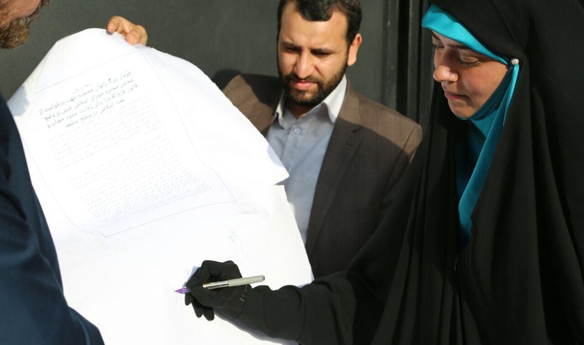 اقدام جنجالی لهام چرخنده در حمایت از قانون حجاب و عفاف اقدام جنجالی لهام چرخنده در حمایت از قانون حجاب و عفاف