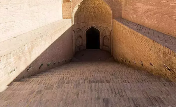 با مکان تاریخی و دیدنی آب‌انبار 