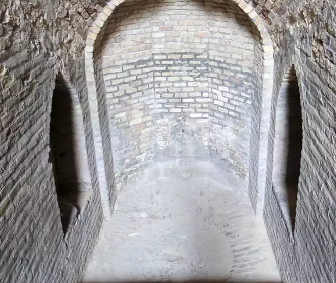 با مکان تاریخی و دیدنی آب‌انبار 