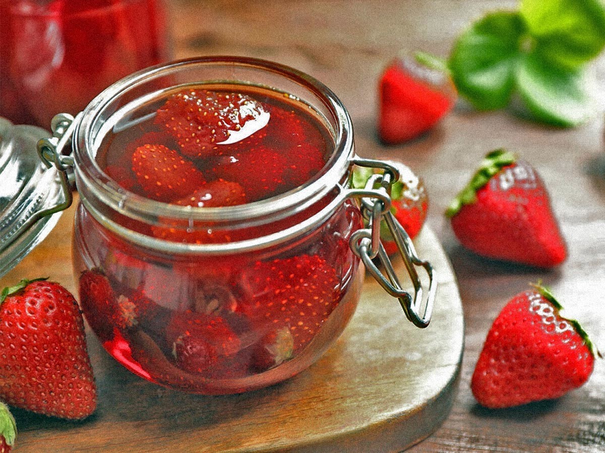 برای صبحانه این مربای خوشرنگ توت فرنگی را با طعمی بهشتی آماده کنید
