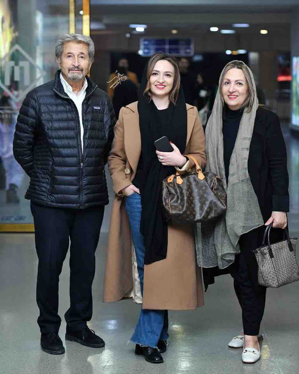 عکس/ خانم بازیگر در کنار خانواده اش در مراسم اکران فیلم «پدران» عکس/ خانم بازیگر در کنار خانواده اش در مراسم اکران فیلم «پدران»